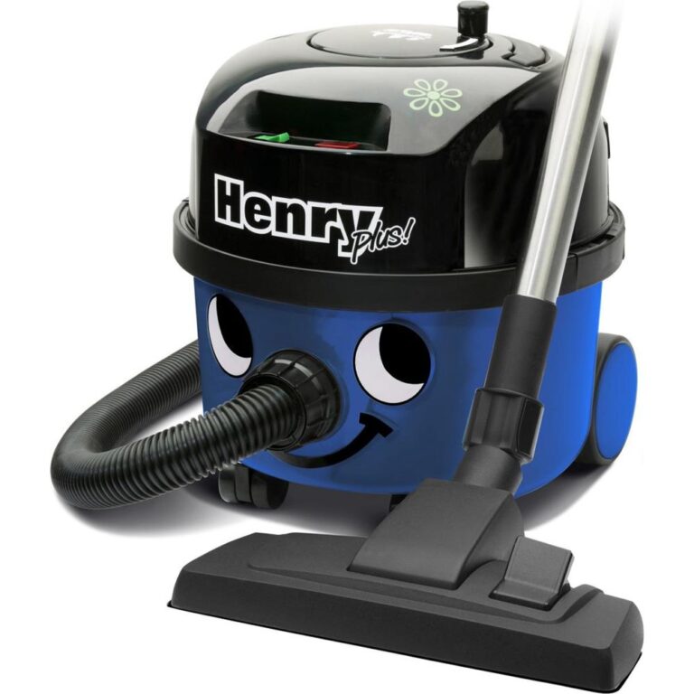 Blauwe stofzuiger met een vrolijk gezicht en de naam "Henry Plus" op de bovenkant. De slang en stofzuigmond zijn zichtbaar, wat de gebruiksvriendelijkheid van het apparaat benadrukt.