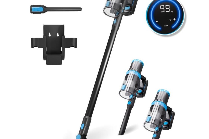 Draadloze stofzuiger met accessoires, inclusief een zuigmond en verschillende opzetstukken, naast een laadbeugel. De digitale display toont de batterijstatus en instellingen voor optimale reiniging.