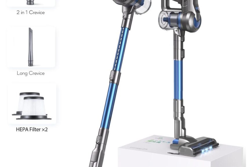 Draadloze stofzuiger met een blauw en zilver ontwerp, staand naast een productdoos. De afbeelding toont verschillende accessoires zoals een 2-in-1 kierenzuiger, lange kierenzuiger en HEPA-filters die bij de stofzuiger horen.