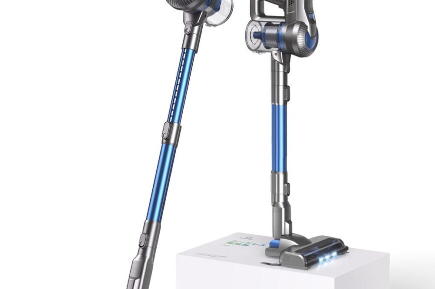 Draadloze stofzuiger met een modern design in blauw en zilver, geplaatst op een witte doos met instellingen. De stofzuiger heeft een handvat en een opzetstuk met verlichting voor het gemak van gebruik.