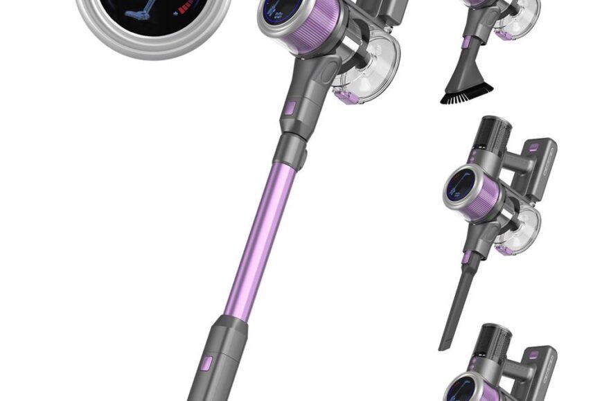 Afbeelding van een draadloze stofzuiger met een paarse handgreep en digitale weergave van de batterijstatus. Naast de stofzuiger zijn verschillende accessoires te zien, waaronder een borstel en een smalle nozzle voor moeilijk bereikbare plekken.