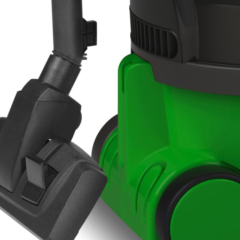 Afbeelding van een groene stofzuiger met een zwarte zuigmond en slangenaansluiting. De stofzuiger heeft een modern ontwerp en is voorzien van wielen voor gemakkelijke verplaatsing.