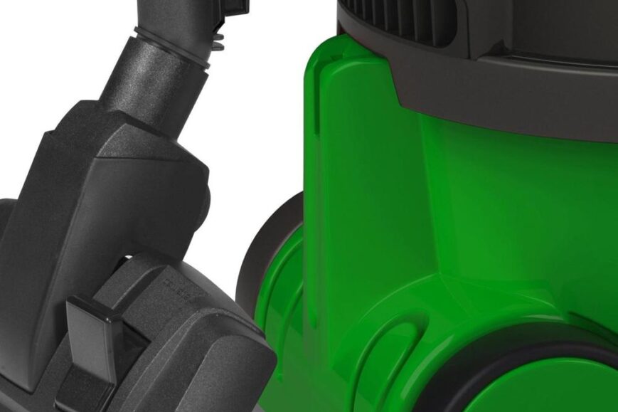 Afbeelding van een groene stofzuiger met een zwarte zuigmond en slangenaansluiting. De stofzuiger heeft een modern ontwerp en is voorzien van wielen voor gemakkelijke verplaatsing.