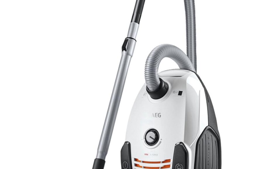 Een moderne AEG stofzuiger met een wit en zwart ontwerp, uitgerust met een flexibele slang en een stoffen zuigmond. De stofzuiger heeft een draaiknop voor het instellen van de zuigkracht en innovatieve functies voor efficiënt reinigen.