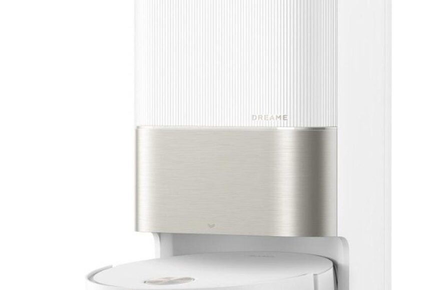 Een moderne robotstofzuiger met een slank, wit ontwerp staat in zijn oplaadstation. Het apparaat is uitgerust met een glanzende metalen afwerking en een minimalistische uitstraling, geschikt voor hedendaagse interieurstijlen.