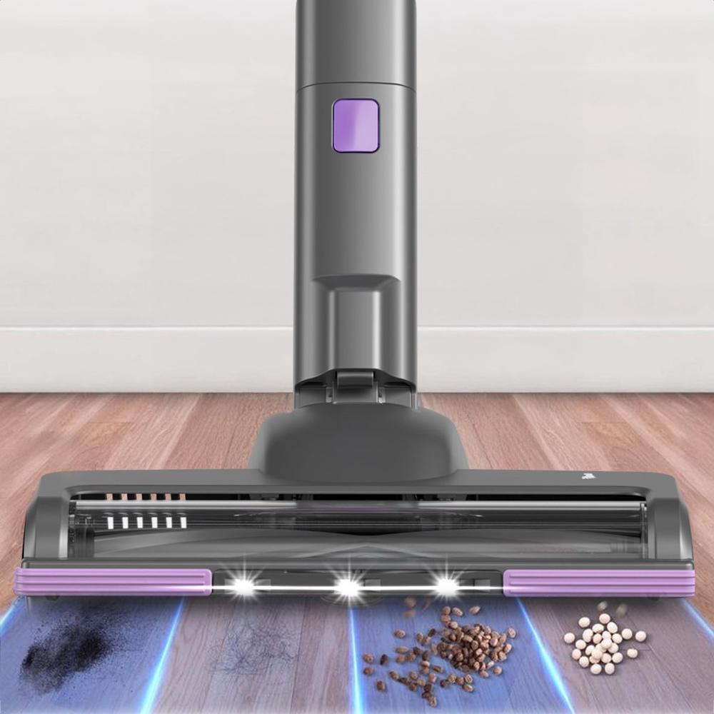 Afbeelding van een moderne stofzuiger met een actieve zuigkop die verschillende soorten vuil, zoals stof en koffiebonen, op een houten vloer opvangt. De stofzuiger is uitgerust met led-verlichting om vuil effectief te verlichten en zichtbaar te maken tijdens het schoonmaken.