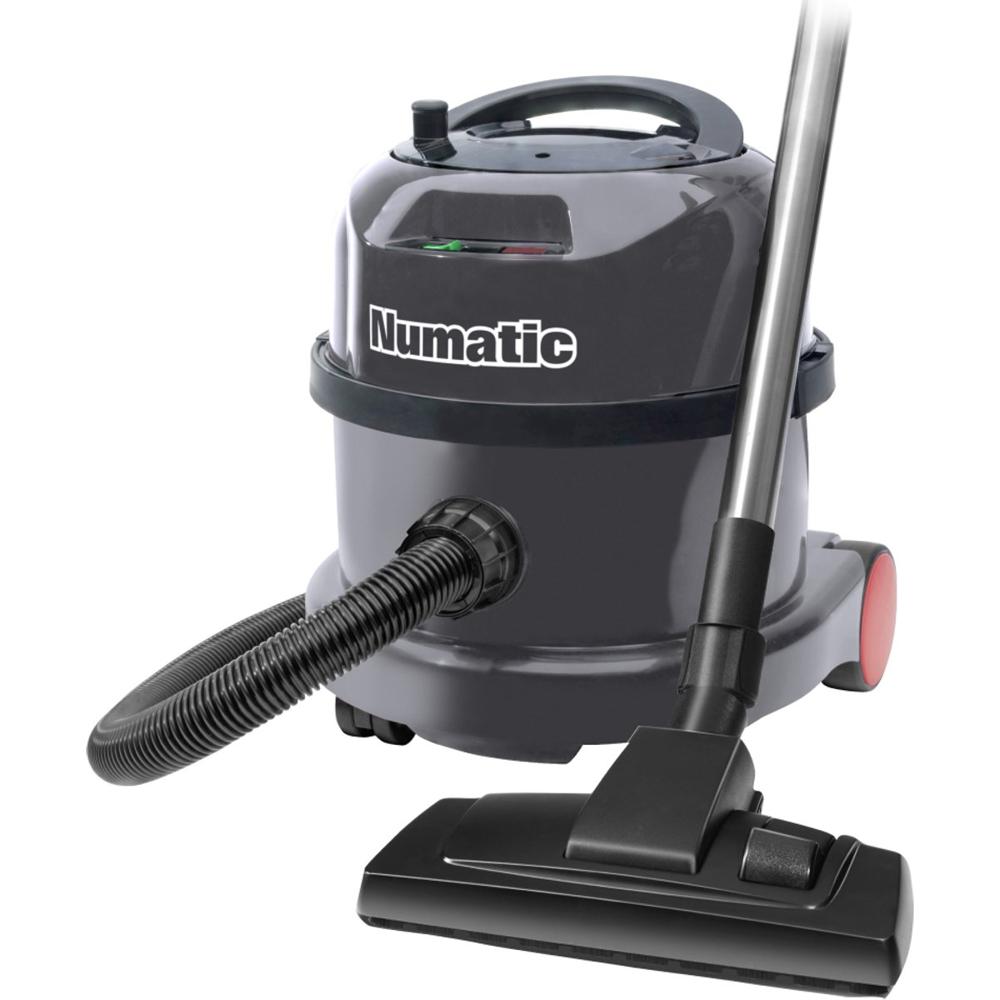 Afbeelding van een Numatic stofzuiger met een grijze behuizing, een lange zuigbuis en een brede stofzuigmond. De stofzuiger is ontworpen voor efficiënt gebruik en heeft een handvat voor gemakkelijk transport.