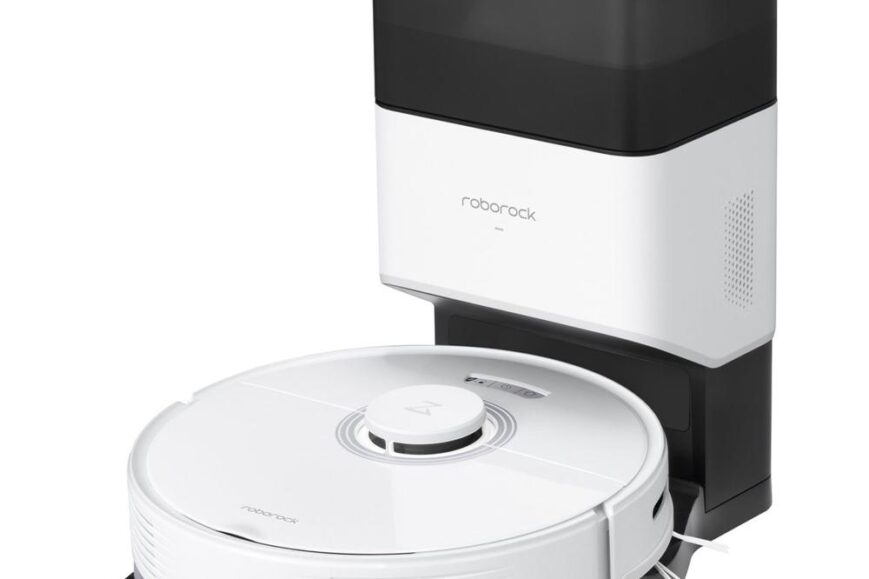 Een beeld van een Roborock robotstofzuiger met een oplaadstation. De stofzuiger is wit met een ronde vorm en staat op een zwart, plat oppervlak naast het zwarte en witte oplaadstation.