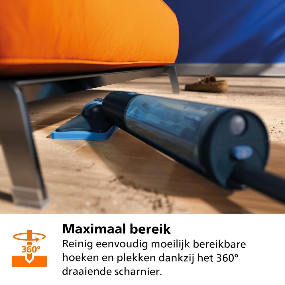 Afbeelding van een stofzuiger met een 360° draaiend scharnier, geplaatst onder een bank om moeilijk bereikbare hoeken schoon te maken. De ondergrond is hout en in de buurt ligt een schoen, wat de focus op het schoonmaken van verstopte plekken benadrukt.