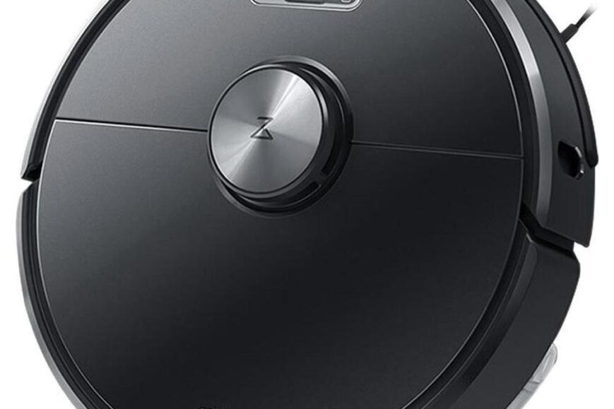 Een zwarte robotstofzuiger met een ronde vorm en een centraal bedieningspaneel. Het merk "Roborock" is zichtbaar aan de onderkant van het apparaat, dat ontworpen is voor automatische reiniging van vloeren.