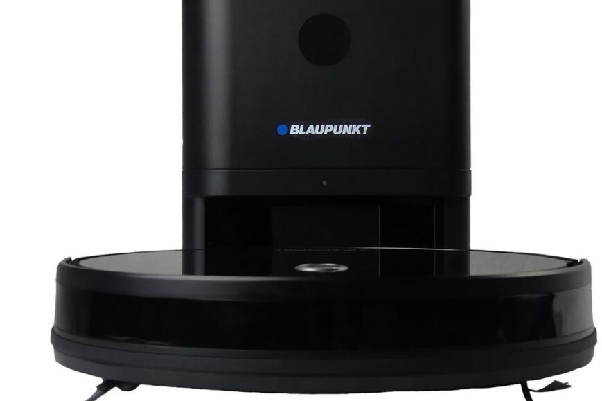 Een zwarte robotstofzuiger van het merk Blaupunkt, met een glanzend ronde behuizing en een rechtopstaand onderdeel aan de bovenkant. De stofzuiger is ontworpen voor automatische reiniging en staat op een lichte ondergrond.
