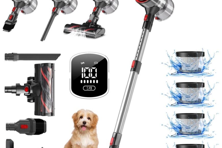 Afbeelding van een draadloze stofzuiger met meerdere accessoires, waaronder verschillende opzetstukken en een digitaal display. Daarnaast zijn er vier doorzichtige stofreservoirs en een schattige hond te zien die naast de stofzuiger zit.