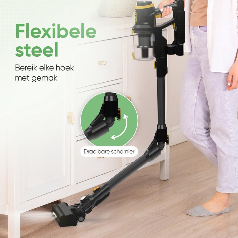 Afbeelding van een draadloze stofzuiger met een flexibele steel die eenvoudig onder meubels kan reiken. De stofzuiger heeft een draaibaar scharnier en wordt gebruikt door iemand met een lichte outfit in een moderne woonkamer.