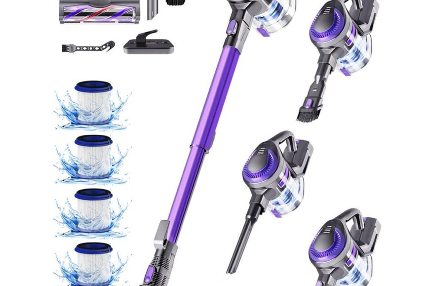 Draadloze stofzuiger in paars, inclusief verschillende accessoires zoals borstels en filters. De afbeelding toont het complete systeem, wat handig is voor het reinigen van verschillende oppervlakken.
