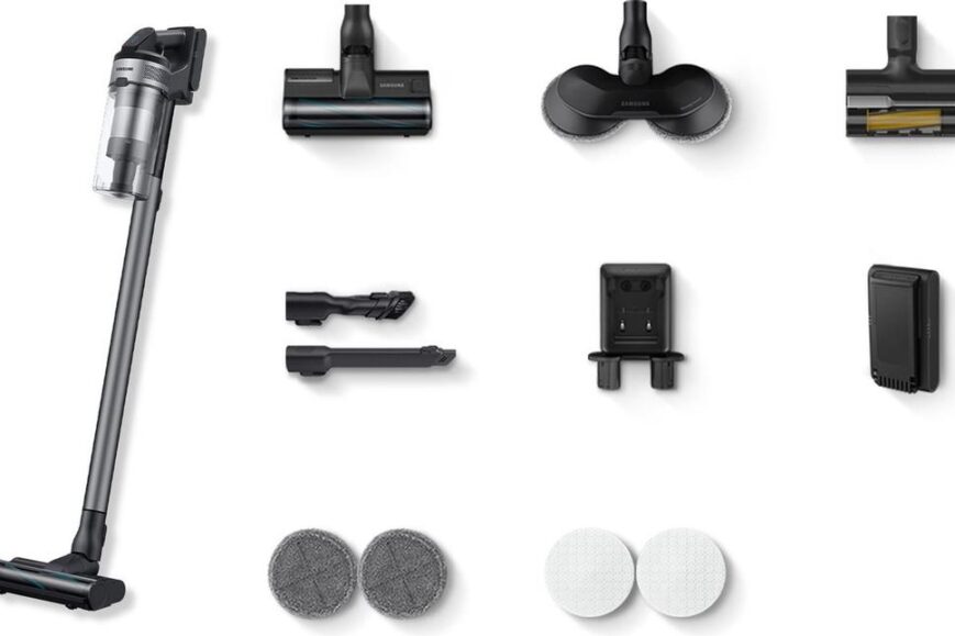 Een draadloze stofzuiger van Samsung, weergegeven met verschillende accessoires zoals mondstukken en een oplader. De afbeelding toont de stofzuiger in het midden en diverse bijbehorende onderdelen verspreid eromheen.