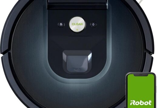 Een iRobot Roomba stofzuiger met een oplichtende "CLEAN" knop, naast een smartphone met het iRobot-logo op een groene achtergrond. Deze afbeelding illustreert de moderne technologie van robotstofzuigers en hun bediening via een app.