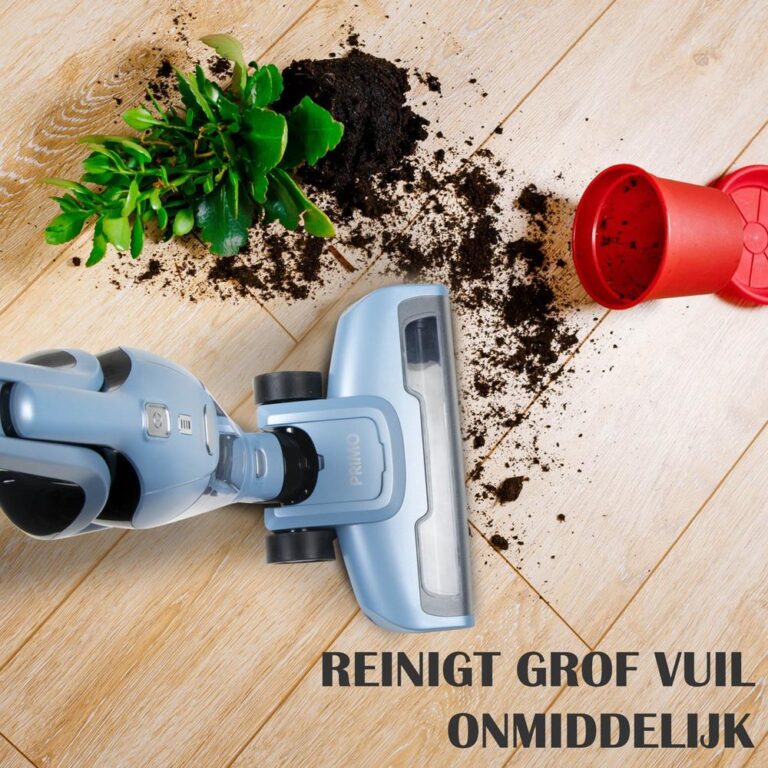 Een lichtblauwe stofzuiger staat op een houten vloer naast een pot met aarde en een groenplantje. Er is aarde verspreid over de vloer, wat de effectiviteit van de stofzuiger bij het opruimen van rommel illustreert.