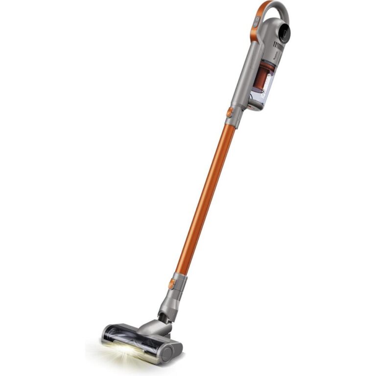 Een moderne draadloze stofzuiger met een slank ontwerp en een oranje metalen handvat. De stofzuiger heeft een verlichte borstelkop voor efficiënte reiniging op verschillende oppervlakken.