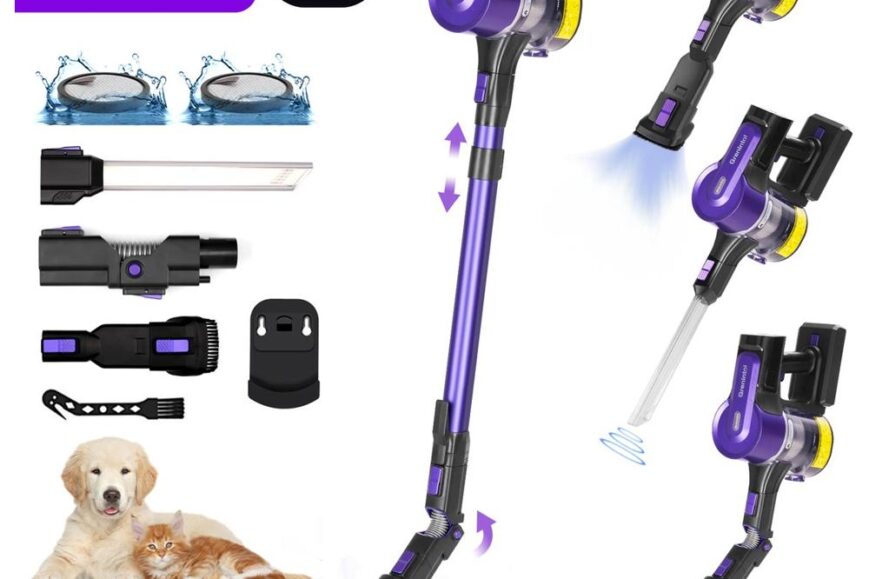 Een moderne draadloze stofzuiger in paars en zwart met accessoires, waaronder verschillende mondstukken en een display met de zuigkracht van 55,000 PA. Op de achtergrond zijn een hond en een kat te zien, wat de geschiktheid van de stofzuiger voor huisdieren benadrukt.