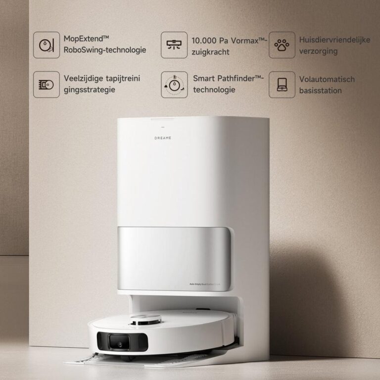 Modern robotstofzuiger met een elegante witte afwerking, geplaatst naast een muur met informatie over zijn functies. De tekst op de muur benadrukt technologieën zoals MopExtend™, krachtige zuigkracht en een automatische basisstation.
