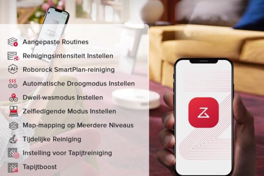 Een persoon houdt een smartphone vast met de Roborock-app zichtbaar op het scherm, terwijl de achtergrond een stijlvolle woonkamer toont. De app biedt verschillende functies zoals aangepaste reinigingsinstellingen en tapijtboost.