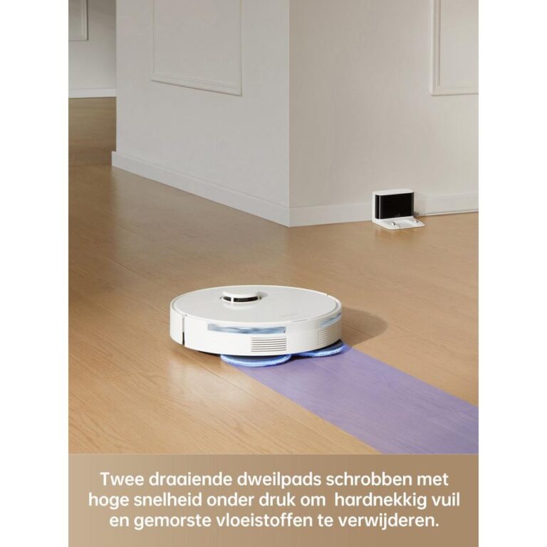 Robotstofzuiger op een houten vloer, uitgerust met twee draaiende dweilpads voor efficiënt schoonmaken. De afbeelding toont het apparaat in actie, terwijl het hardnekkig vuil en gemorste vloeistoffen verwijdert.