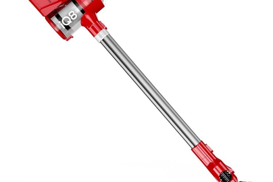 Rode steelstofzuiger met een smalle mondstuk, gericht naar beneden. De stofzuiger heeft een modern ontwerp en is ontworpen voor gebruiksgemak en efficiëntie.