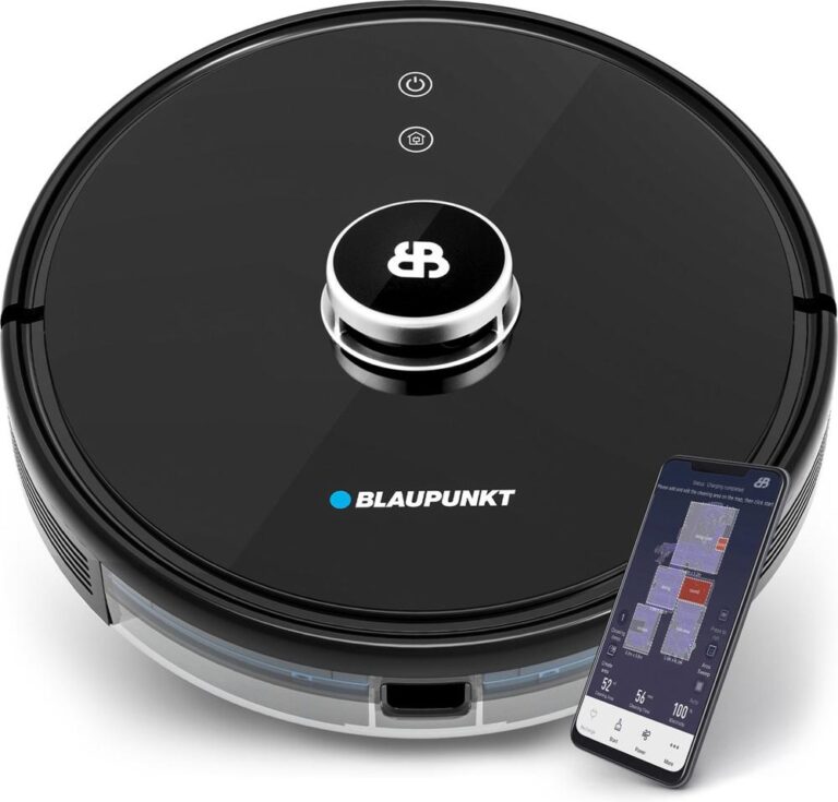 Afbeelding van een ronde robotstofzuiger van het merk Blaupunkt, met een glanzende zwarte afwerking en een centrale knop. Naast de stofzuiger staat een smartphone die een controle-app toont met een plattegrond en statusinformatie.