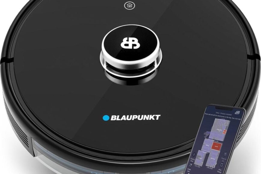 Afbeelding van een ronde robotstofzuiger van het merk Blaupunkt, met een glanzende zwarte afwerking en een centrale knop. Naast de stofzuiger staat een smartphone die een controle-app toont met een plattegrond en statusinformatie.