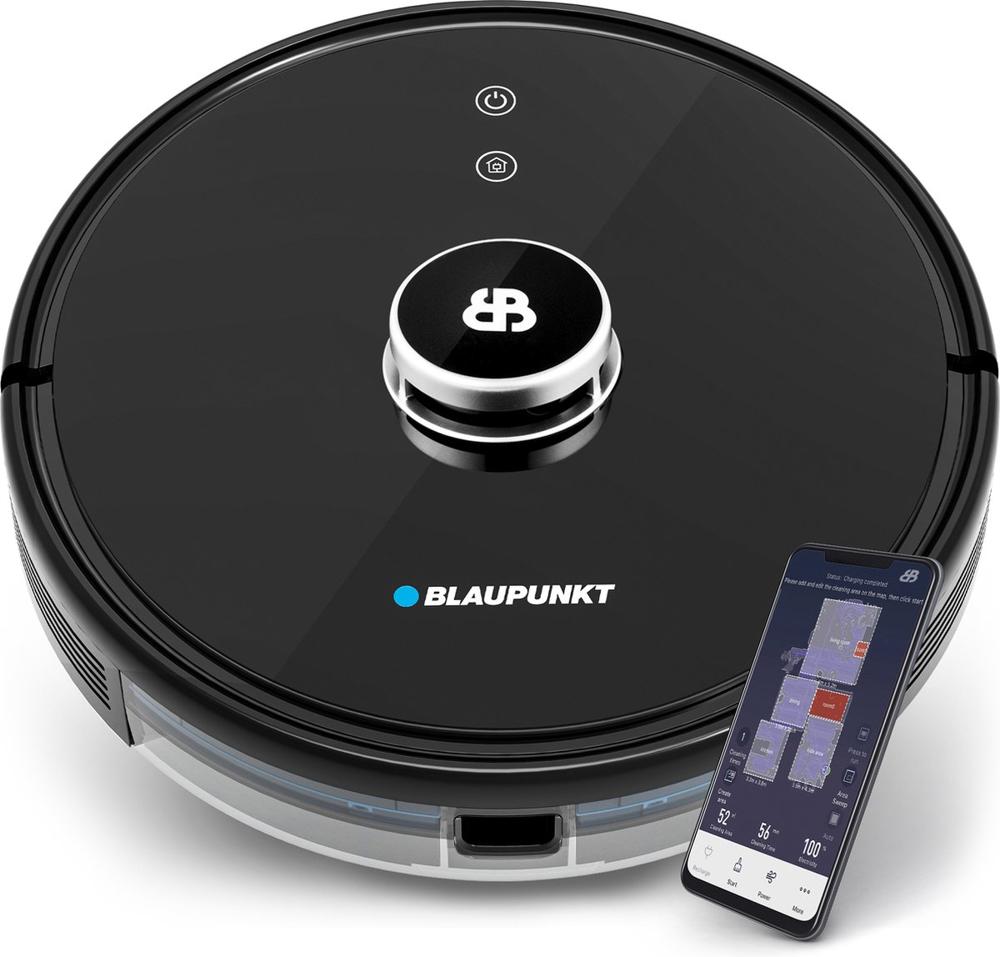 Afbeelding van een ronde robotstofzuiger van het merk Blaupunkt, met een glanzende zwarte afwerking en een centrale knop. Naast de stofzuiger staat een smartphone die een controle-app toont met een plattegrond en statusinformatie.