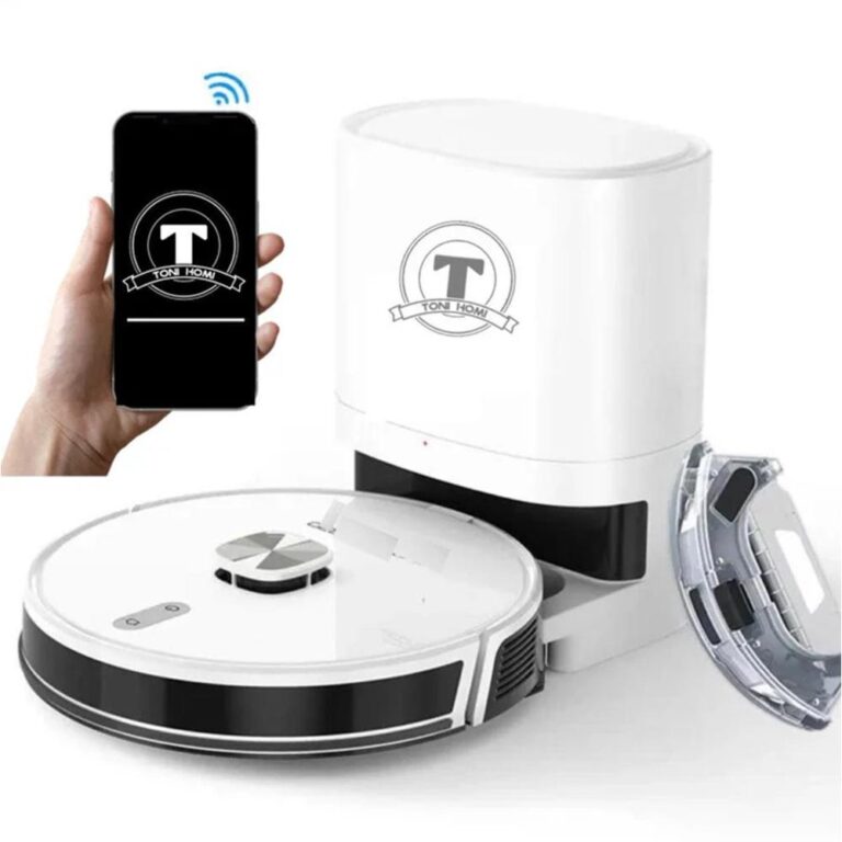 Een witte robotstofzuiger staat op een vloer, naast een oplaadstation, met een smartphone in de hand van een gebruiker die verbinding maakt via een app. De robotstofzuiger heeft een glanzend oppervlak en een zwart-witte kleur, en is ontworpen voor slimme, draadloze bediening.