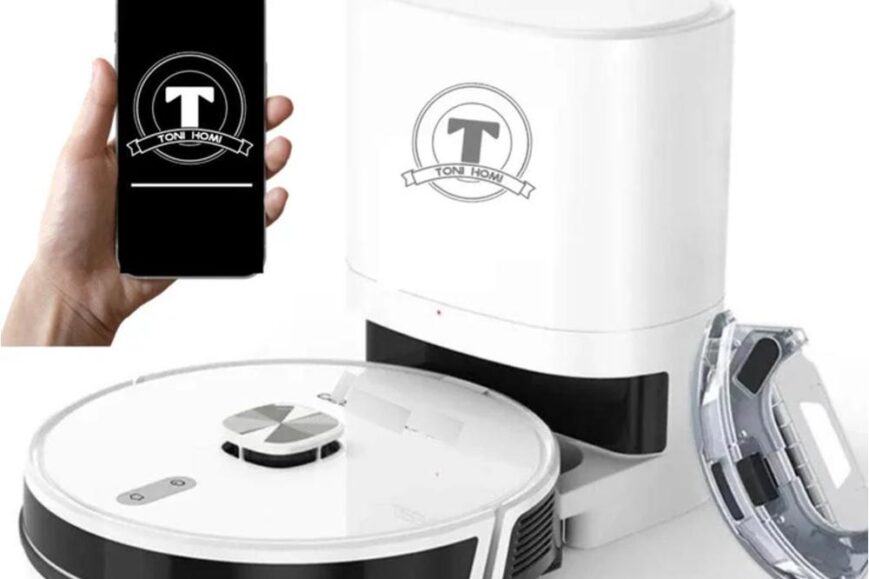 Een witte robotstofzuiger staat op een vloer, naast een oplaadstation, met een smartphone in de hand van een gebruiker die verbinding maakt via een app. De robotstofzuiger heeft een glanzend oppervlak en een zwart-witte kleur, en is ontworpen voor slimme, draadloze bediening.