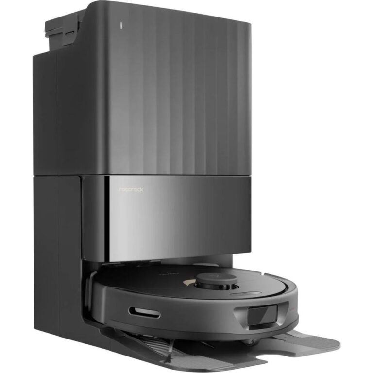 Een zwarte robotstofzuiger staat voor een laadstation, met een modern en gestroomlijnd ontwerp. De robot heeft een ronde vorm en is gedeeltelijk zichtbaar vanuit het laadstation, wat de innovatieve technologie van het apparaat benadrukt.