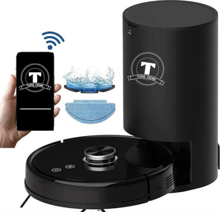 Afbeelding van een zwarte robotstofzuiger met een oplader en accessoires, waaronder een microvezeldoek en een waterreservoir. Een smartphone met een app-icoon toont een draadloze verbinding, wat duidt op de smart-functies van het apparaat.
