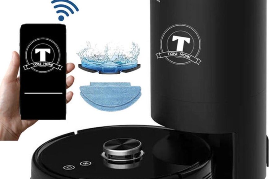 Afbeelding van een zwarte robotstofzuiger met een oplader en accessoires, waaronder een microvezeldoek en een waterreservoir. Een smartphone met een app-icoon toont een draadloze verbinding, wat duidt op de smart-functies van het apparaat.