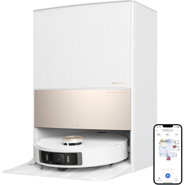 Een automatische stofzuiger met een elegante, witte en gouden afwerking staat in zijn dock met een smartphone erbij, die de reinigingsstatus toont. De afbeelding illustreert de technologie van het product en zijn gebruiksgemak voor efficiënte schoonmaak.