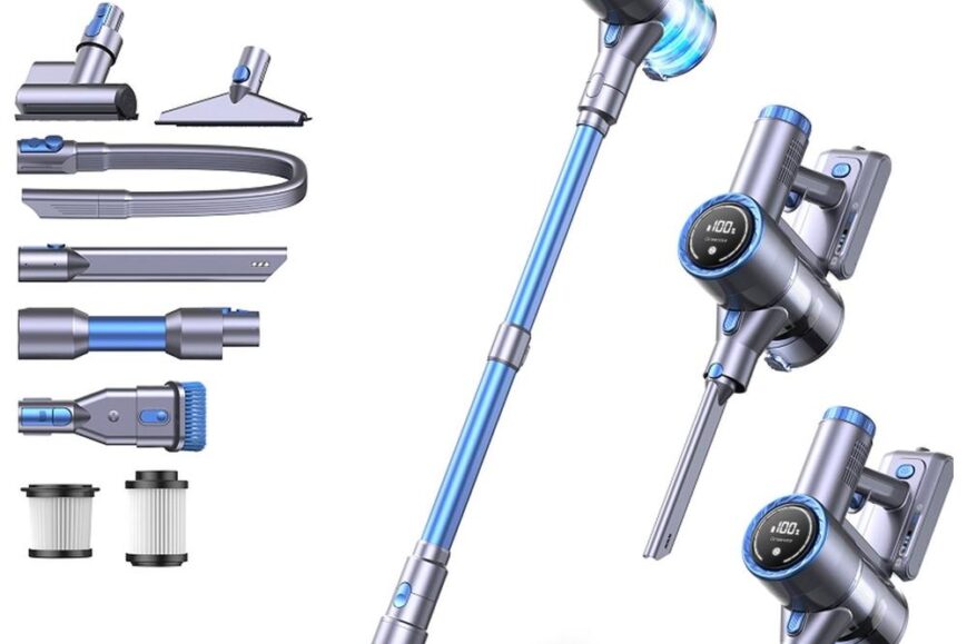 Draadloze stofzuiger met verschillende accessoires zoals een vloerborstel, sleufmondstuk en zuigbuis, allemaal in een moderne zilveren en blauwe kleur. De stofzuiger toont een digitaal display dat de batterijstatus aangeeft, wat handig is voor efficiënt gebruik.