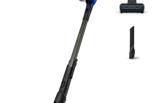 Draadloze stofzuiger met een slank ontwerp in blauw en zwart, uitgerust met een voorverlichting en verschillende opzetstukken. De afbeelding toont de stofzuiger in een staande positie met een focus op de zuigkop en accessoires.