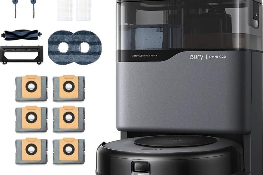 Afbeelding van een Eufy Omni C20 automatische stofzuiger, compleet met verschillende accessoires zoals borstels en reinigingsdoeken. De stofzuiger heeft een modern ontwerp met een transparante waterreservoir en is ontworpen voor efficiënt en autonoom schoonmaken.