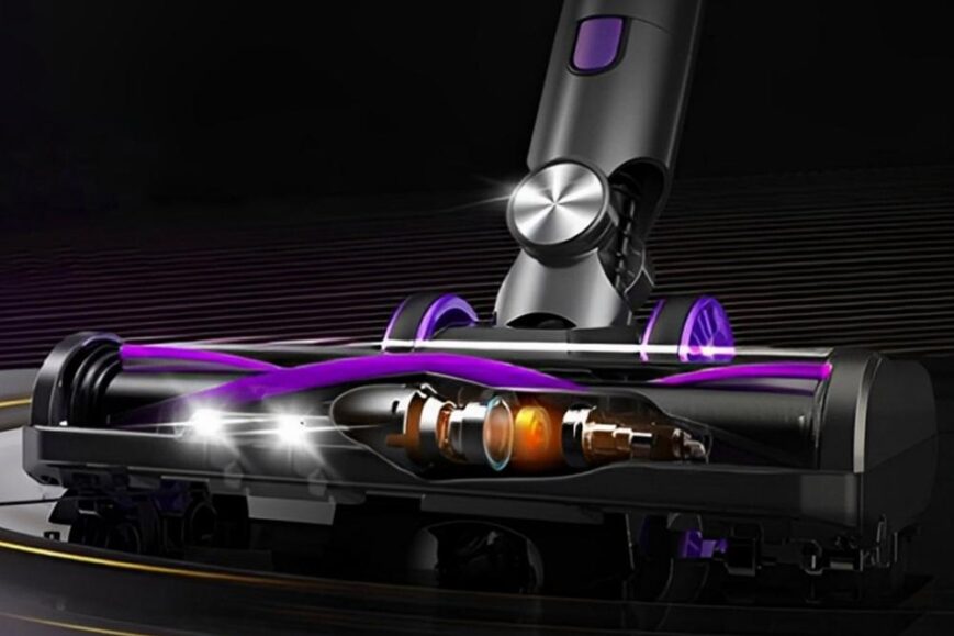 Afbeelding van een gemotoriseerde vloerstofzuigerborstel, ontworpen voor diepe reiniging. De borstel toont interne componenten met een focus op technologie en efficiëntie.