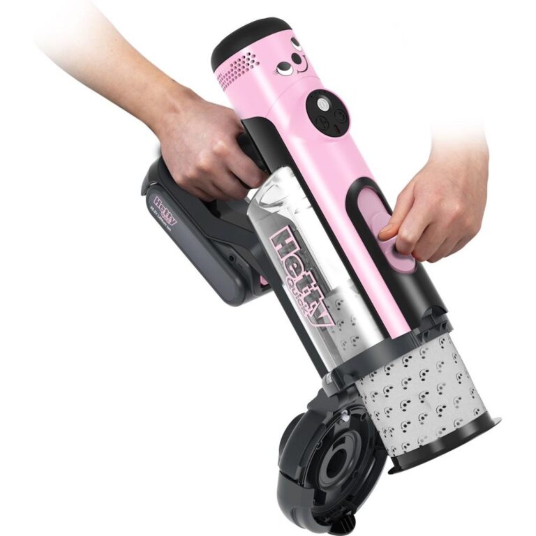 Een hand houdt een roze stofzuiger vast, met een transparante opvangbak zichtbaar. De stofzuiger heeft een modern design en is onderdeel van de ‘Hetty’ productlijn.