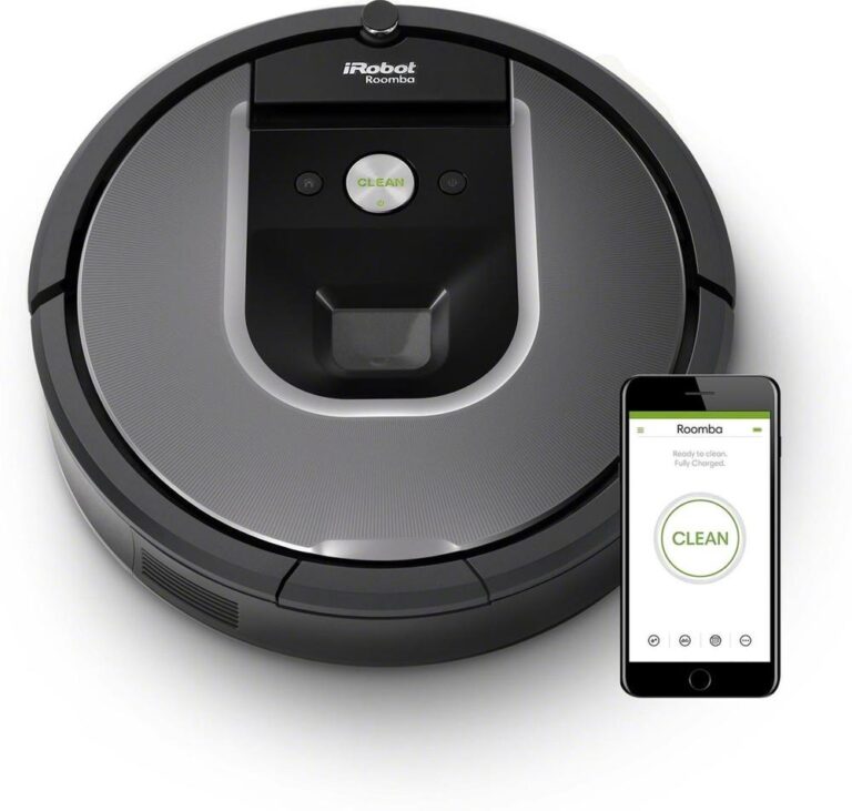 Een iRobot Roomba stofzuiger is afgebeeld met een smartphone ernaast die de app toont. De stofzuiger is rond en heeft een modern design, met een duidelijk zichtbaar ‘CLEAN’ knop op de bovenkant.