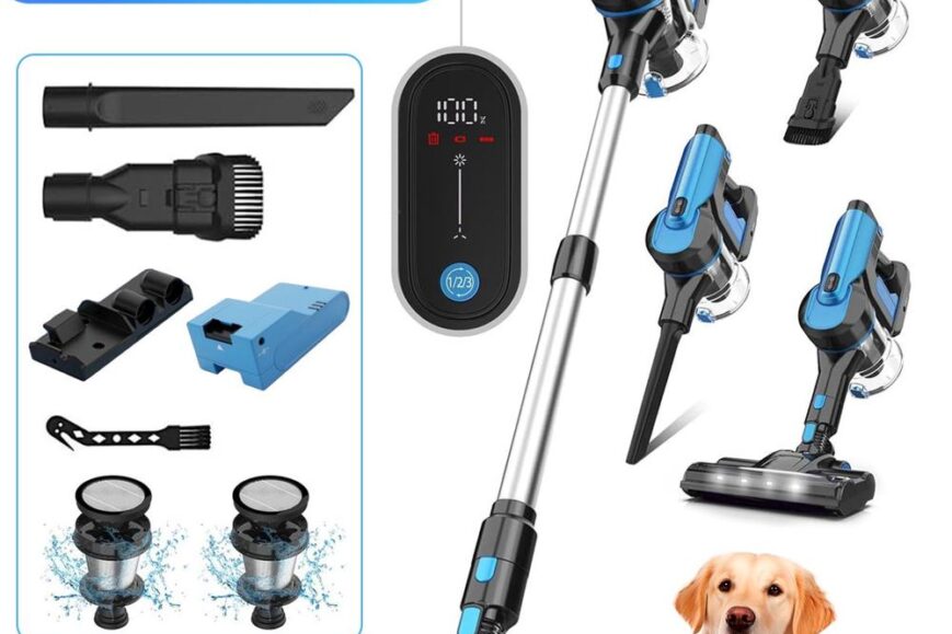 Afbeelding van een krachtige, draadloze stofzuiger met een zuigkracht van 65.000 PA, vergezeld van verschillende accessoires zoals een smal mondstuk en een borstel. Op de voorgrond zit een vrolijke hond, wat aangeeft dat het apparaat geschikt is voor huisdiereigenaren.