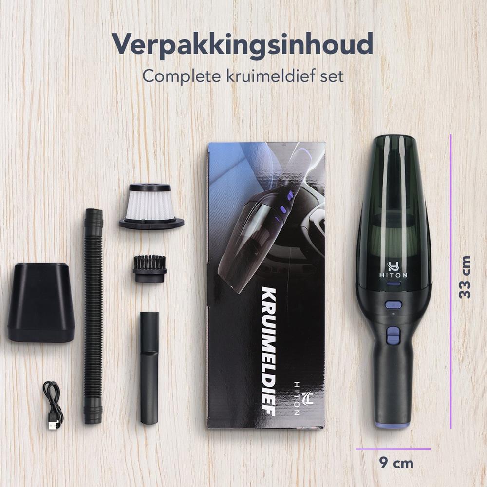 Afbeelding van de inhoud van een complete kruimeldief set. De set bevat de kruimeldief zelf, verschillende accessoires zoals een filter, slangen en een oplaadkabel, allemaal gepresenteerd op een lichte houten ondergrond.