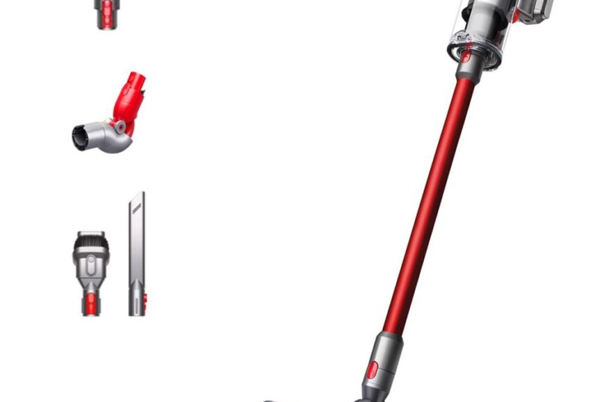Afbeelding van een moderne draadloze stofzuiger met verschillende accessoires, waaronder een motorunit, een borstel met een blauwe en paarse rol, een gebogen mondstuk en een smal opzetstuk. De stofzuiger heeft een slank ontwerp met een opvallende rode en zilveren kleurstelling.