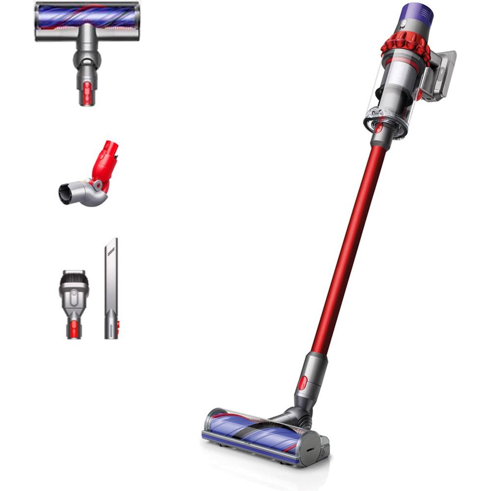 Afbeelding van een moderne draadloze stofzuiger met verschillende accessoires, waaronder een motorunit, een borstel met een blauwe en paarse rol, een gebogen mondstuk en een smal opzetstuk. De stofzuiger heeft een slank ontwerp met een opvallende rode en zilveren kleurstelling.