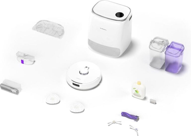 Afbeelding van een moderne robotstofzuiger met bijbehorende accessoires, waaronder verschillende opzetstukken, een reinigingsmiddel en transparante opbergcontainers. De robotstofzuiger zelf is wit en heeft een minimalistich ontwerp, naast diverse onderdelen die zijn functionaliteit ondersteunen.