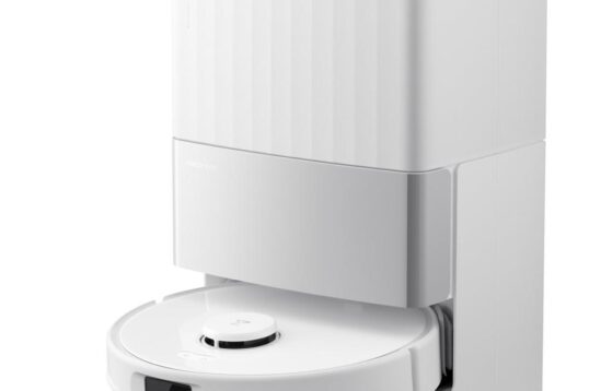 Een moderne robott stofzuiger staat op een slimme oplaad- en zuigstation in een strakke, witte uitvoering. Het apparaat is ontworpen voor efficiënt en autonoom schoonmaken in elke woning.