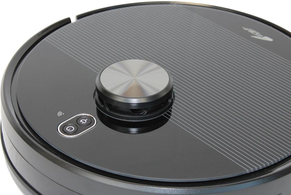 Een bovenaanzicht van een modern, zwart robotstofzuiger met een glanzend oppervlak en bedieningsknoppen aan de zijkant. De stofzuiger heeft een strakke, minimalistische uitstraling en is ontworpen voor efficiënte huishoudelijke reiniging.