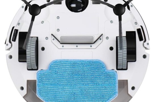 Afbeelding van de onderkant van een robotstofzuiger, met zichtbare borstels en een blauw schoonmaakpad. De stofzuiger is ontworpen voor het automatisch reinigen van vloeren en is uitgerust met verschillende accessoires voor efficiënt schoonmaken.